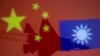 资料图片:中国和台湾的旗帜与飞行的军机并排摆放。