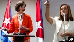 美国国务院负责西半球事务的助理国务卿雅各布森(左)在古巴首都哈瓦那与古巴官员会谈第二天(1月22日)举行新闻发布会。