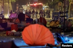 香港警察站立在理工大学外的街道上。(2019年11月19日)
