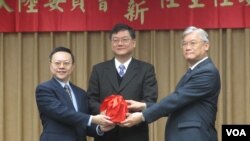 台湾陆委会星期二举行新旧主委交接典礼(美国之音张永泰拍摄)