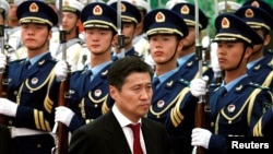 资料照片:时任蒙古国总理巴特包勒德访问中国时在北京人民大会堂检阅仪仗队。(2011年6月16日)