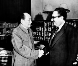 历史照片:中共主席毛泽东和美国国务卿基辛格博士在北京中南海握手(1973年11月12日)