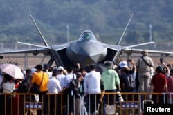 中国广东珠海第15届航空展的观展者在参观中国空军歼-20战机。(2024年11月12日)