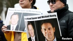 Tư liệu- Dân Canada ký tên vào thư yêu cầu TQ trả tự do cho Michael Spavor and Michael Kovrig ở British Columbia.. Ảnh chụp ngày 6/3/2019. REUTERS/Lindsey Wasson/File Photo