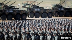 中国解放军士兵在内蒙古朱日和训练基地集结,准备参加庆祝解放军建军90周年阅兵。(2017年7月30日)