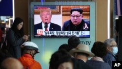 韩国民众2018年5月29日观看有关美韩峰会的电视报道(美联社)