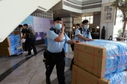 2020年8月10日香港警方搜查壹传媒大楼。(苹果日报图片)
