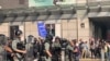 2019年10月27日,一名女士在抗议现场与港警交谈。(美国之音李逸华拍摄)