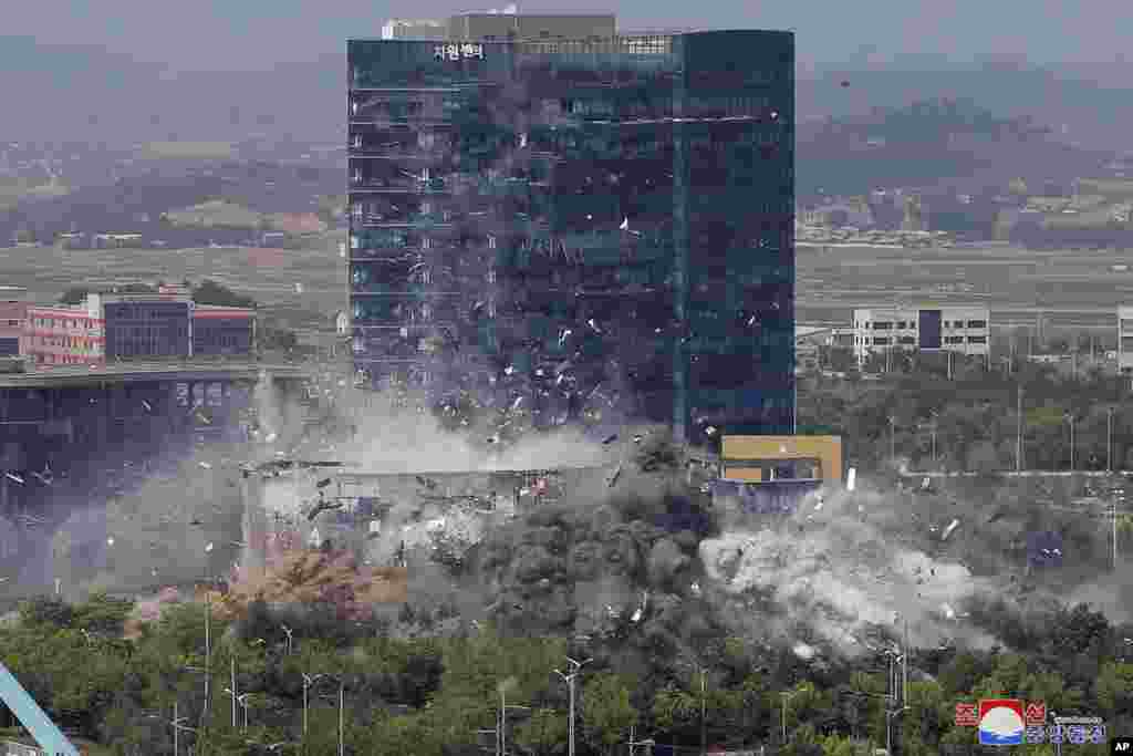 မြောက်ကိုရီးယားနိုင်ငံ Kaesong မြို့ရှိ ဆက်ဆံရေးရုံး ဖောက်ခွဲဖျက်ဆီးခံရတဲ့ မြင်ကွင်း။ (ဇွန် ၁၆၊ ၂၀၂၀) 