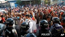 မန္တလေးမြို့မှာ ဆန္ဒပြသူများနဲ့ ရဲတပ်ဖွဲ့ ထိပ်တိုက်တွေ့ (ဖေဖော်ဝါရီ ၁၃၊ ၂၀၂၁)