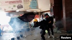 香港理工大学抗议者用雨伞抵御警方催泪弹 (路透社)