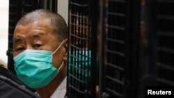 香港政府加速对“反送中”参与者秋后算帐的同时,香港人逃向世界各地寻求庇护。图为香港著名媒体人、73岁的黎智英2021年2月9日乘囚车抵达香港终审法院(路透社资料照)