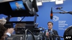 NATO အတွင်းရေးမှူးချုပ် Mark Rutte က ဥရောပနိုင်ငံရေးအသိုက်အဝန်းထိပ်သီးစည်းဝေးပွဲတက်ဖို့ ဘူဒါပတ်စက်မြို့ကိုရောက်ချိန် သတင်းထောက်တွေရဲ့မေးခွန်းကို ဖြေကြားစဥ်။ (နိုဝင်ဘာ ၇၊ ၂၀၂၄)