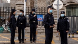 北京警察2021年3月22日在庭审加拿大前外交官康明凯Michael Kovrig的法院外戒备(路透社)