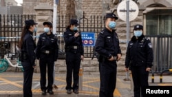 北京警察2021年3月22日在庭审加拿大前外交官康明凯Michael Kovrig的法院外戒备(路透社)