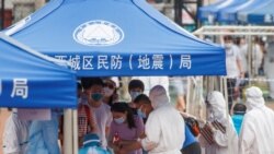 北京市民在广安体育中心外排队接受新冠病毒检测。(2020年6月15日)