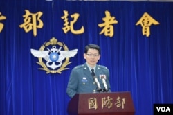 台湾国防部发言人罗绍和在3月11日记者会上 (美国之音申华拍摄)