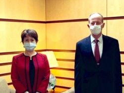 资料照片:台湾驻美代表萧美琴(左)2020年7月27日在国务院拜会亚太助卿史达伟 (台湾驻美代表处推特)