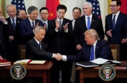 资料照片:特朗普与中国副总理刘鹤在白宫签署第一阶段贸易协议。