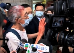 前香港铜锣湾书店店长林荣基(中)在台重启铜锣湾书店前夕遭泼红漆。(2020年4月21日)