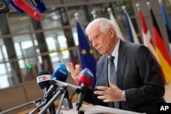 资料照:欧盟外交政策主管何塞普·博雷利(Josep Borrell)抵达有关乌克兰局势的欧盟外长会议会场时对媒体讲话。(2024年5月27日)
