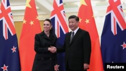 中国国家主席习近平2019年4月1日在北京人大会堂与到访的新西兰总理阿德恩握手。