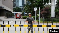 一名士兵守卫中国人民解放军驻港部队总部的大门。(2019年8月29日)