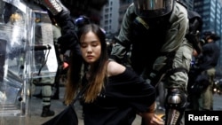 警方星期天(10月6日)逮捕一名抗议者。路透社