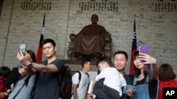 资料照:中国游客在台北中正纪念堂蒋介石铜像前拍照。(2019年4月4日)