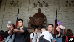 资料照:中国游客在台北中正纪念堂蒋介石铜像前拍照。(2019年4月4日)