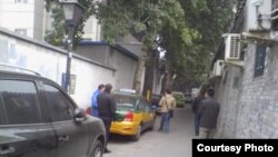 西方外交官进入倪玉兰住处后,不明身份人员仍在附近。(微博图片)