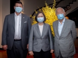 台湾总统蔡英文在台北会见美国副国务卿克拉奇(左)率领的代表团。(照片来源:台湾总统府)