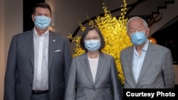 台湾总统蔡英文在台北会见并宴请美国国务次卿克拉奇(左)率领的代表团。(照片来源:台湾总统府)