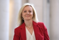 英国国际贸易大臣特拉斯抵达位于伦敦的英国外交与联邦事务办公室,准备参加内阁会议会场。(2020年9月22日)