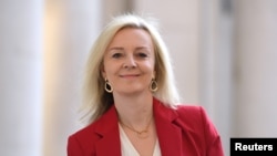 资料照片:英国国际贸易大臣特拉斯抵达伦敦的外交部大楼参加内阁会议。(2020年9月22日)