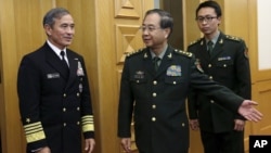 2015年11月3日美国太平洋司令部司令、海军上将哈利·哈里斯(左)和中国人民解放军总参谋长房峰辉(中)在北京