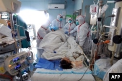 资料照:一名H7N9禽流感患者在中国湖北省武汉的一家医院接受治疗。(2017年2月12日)