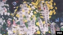 右上,齐心率子女(习仲勋副委员长的夫人率子女则包括浙江省委书记、省人大常委会主任习近平);左上,李昭全家(耀邦家);下中,陆定一全体子女,等等送的花篮