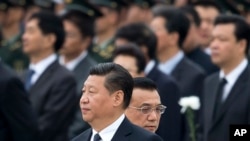 中国总理李克强(右)在2014年9月20日与中国国家主席习近平在天安门广场人民烈士纪念碑前面。
