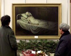 北京文革博物馆展示一幅描绘刘少奇临死时刻的画作(1998年11月23日))