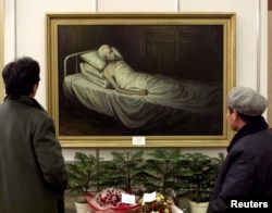 北京文革博物馆展示一幅描绘刘少奇临死时刻的画作(1998年11月23日))
