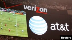 图为美国威讯无线(Verizon)和美国电话电报公司(AT&T)2011年3月26日推出的电视广告。