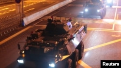 在香港空前政治危机的敏感时期,解放军驻港部队星期四(8月29日)凌晨从深圳进驻香港。官方称,这是驻港部队第22次年度例行轮换。