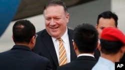 美国国务卿蓬佩奥抵达马来西亚吉隆坡一个军事机场时与迎接他的当地官员握手。(2018年8月2日)