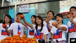 为了帮助农民,国民党青年团在马吴竞选总部前面摆摊义卖柿子