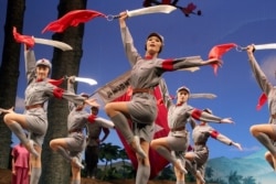 资料照:中国歌剧舞剧团在南宁表演芭蕾舞剧《红色娘子军》(2006年11月9日)