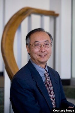 旧金山大学法学院教授邓新源(Bill Hing)