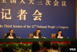 环保部长陈吉宁在记者会上称,解决中国环保问题不能操之过急(2015年3月7日,美国之音东方拍摄)