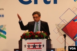 美国在台协会处长梅健华在台北美国商会举办的“2018谢年饭”上发表讲话。 (美国之音记者杨明拍摄 2018年3月21日)