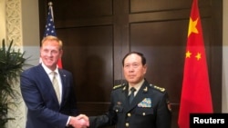 美国代理国防部长沙纳汉同中国国防部长魏凤和在新加坡的一个亚洲安全峰会上举行会谈。(2019年5月31日)